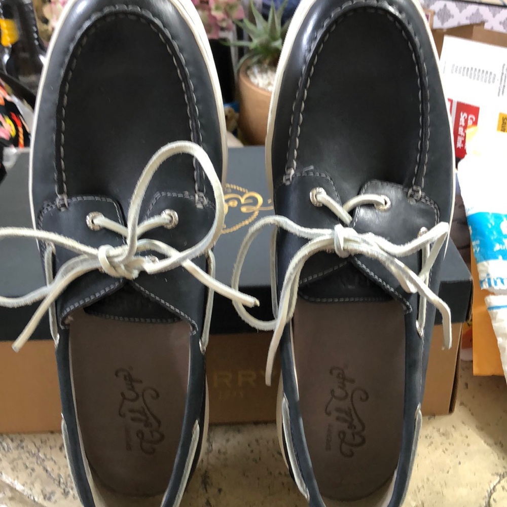 New sperry top sliders in size large.